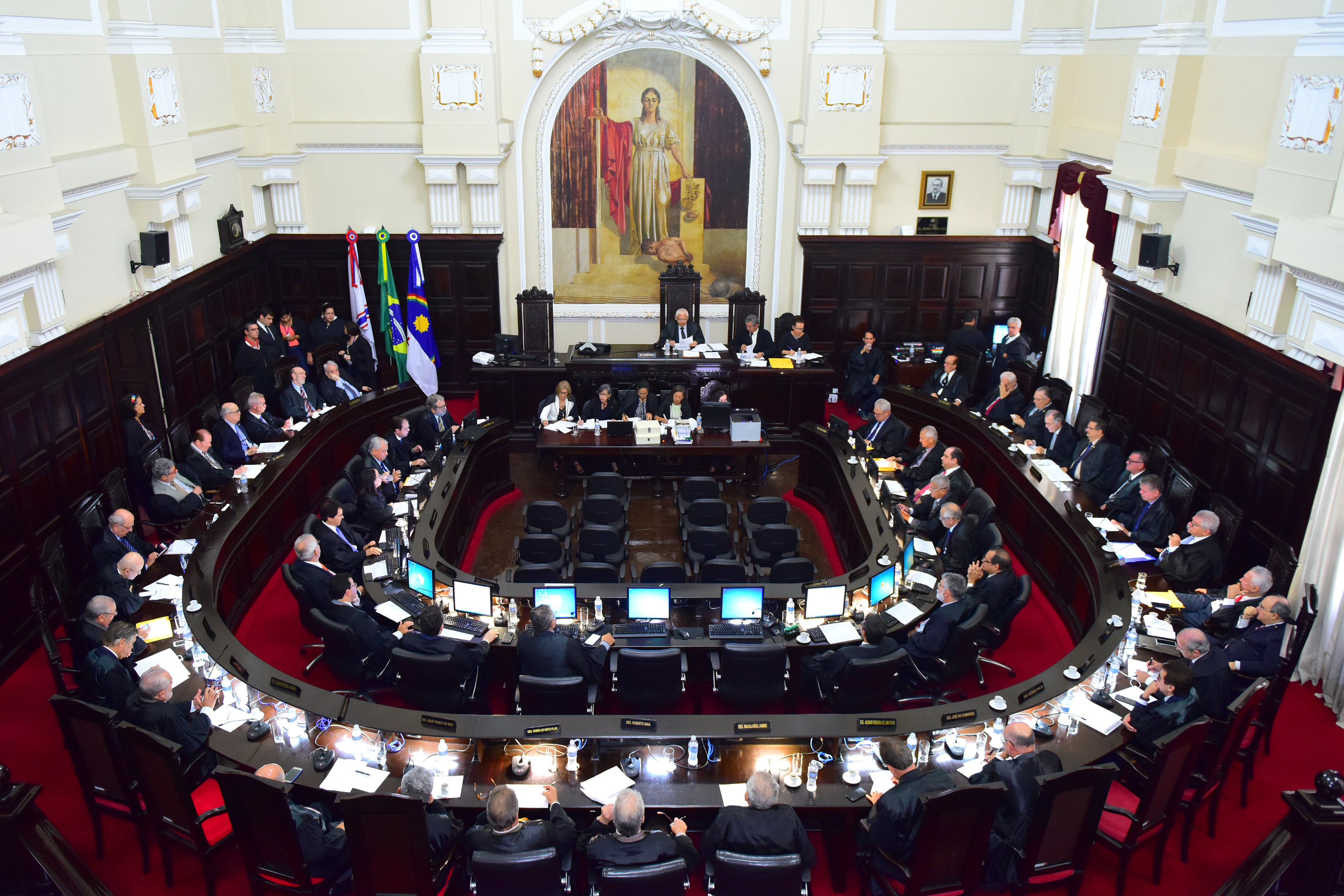 Pleno do Tribunal visto de cima com os desembargadores sentados 