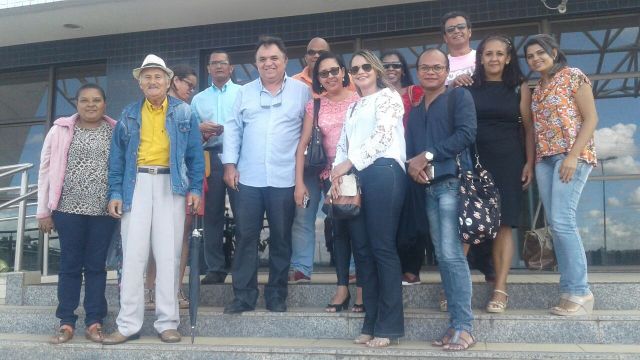 Equipe interdisciplinar e pretendentes à adoção em frente ao Fórum Professor Aníbal Bruno, em Palmares, Pernambuco