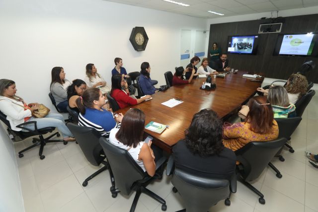 Participantes reunidos em sala de videoconferência do Projeto Acolher.