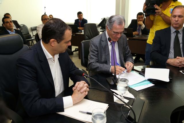 O presidente do TJPE, Leopoldo Raposo, assina a normatização da tornozeleira eletrônica, ao lado do governador Paulo Câmara.