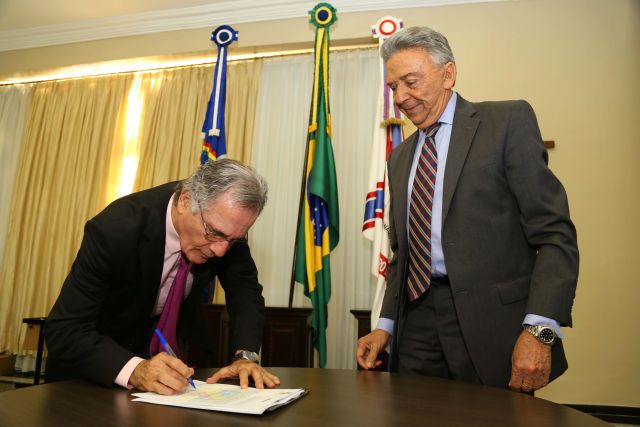 Presidente Leopoldo Raposo e prefeito José Queiroz assinam documento na Sala da Presidência