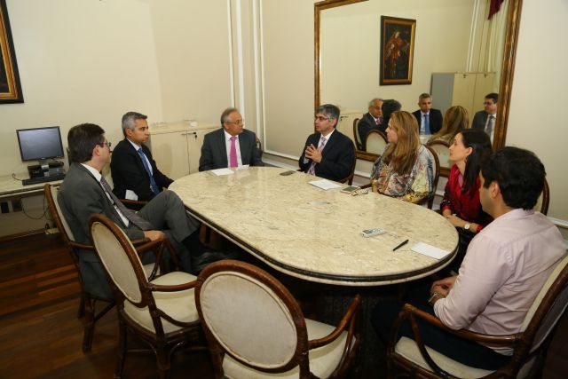 Equipes do TJPE e CNJ reunidas em sala no Palácio da Justiça