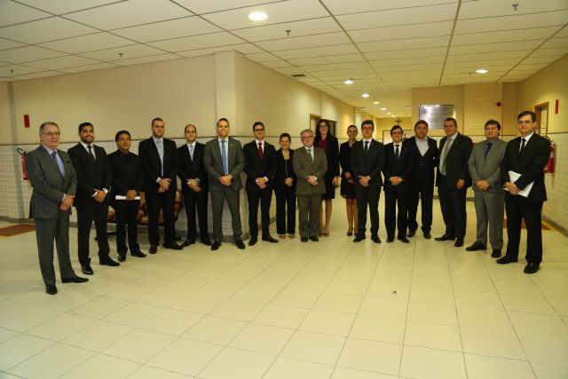 Magistrados reunidos em área comum do Fórum de Caruaru para foto oficial da visita