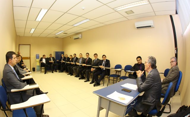 Desembargador presidente Leopoldo Raposo fala a magistrados em reunião em sala do Fórum 