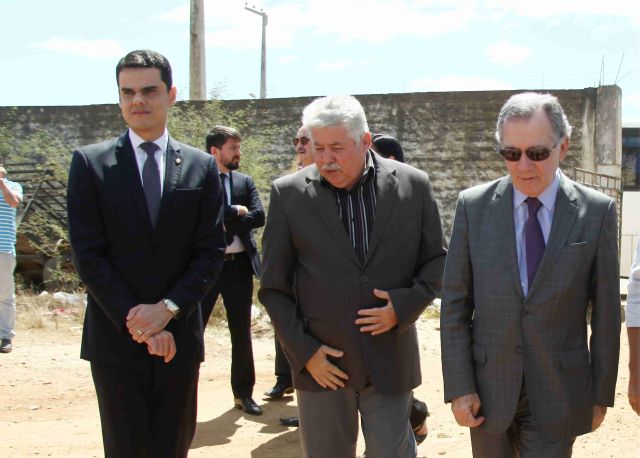 Magistrados do TJPE e prefeito de Custódia caminham em terreno onde será construído novo Fórum da Comarca