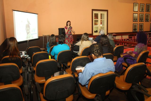 Equipes do Memorial TJPE, do grupo Super Mães e do ComPaz reunidas no Memorial da Justiça