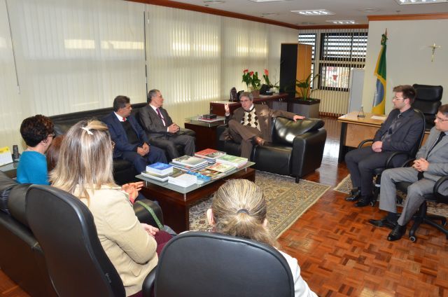 Magistrados do TJPE e TJRS reunidos em sala na sede do Judiciário Gaúcho.