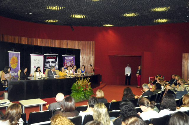Público acompanha seminário no auditório do Fórum do Recife