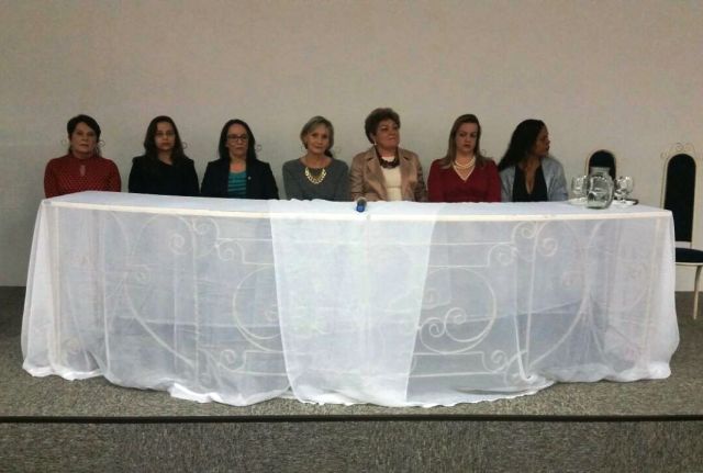 Mesa de abertura do evento, formada por mulheres umas ao lado das outras