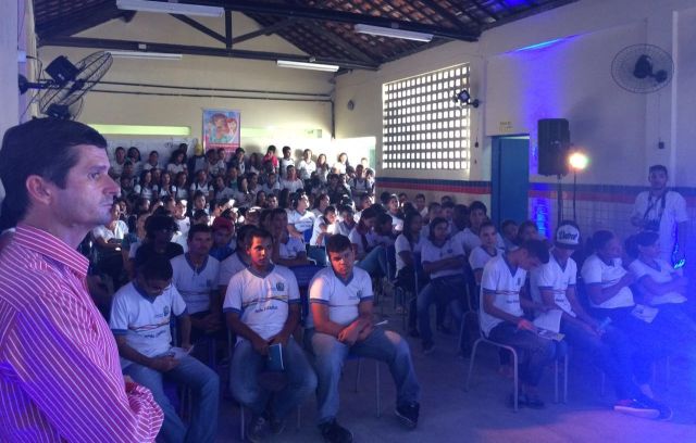 Estudantes reunidos, em Ipojuca, debatem violência de gênero
