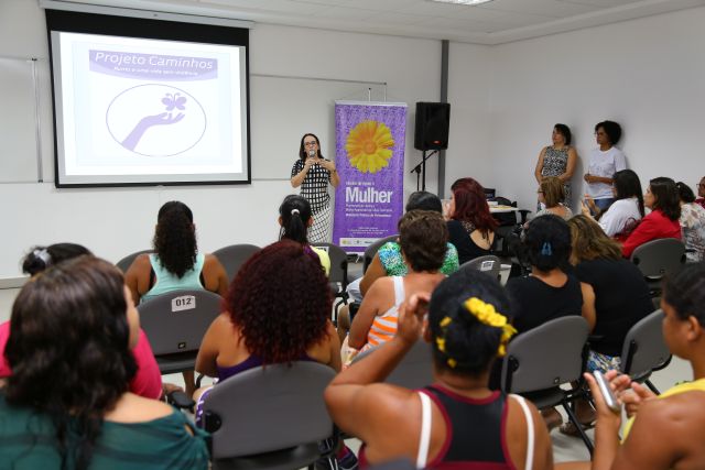 Público assiste à apresentação da desembargadora Daisy Andrade sobre violência contra a mulher