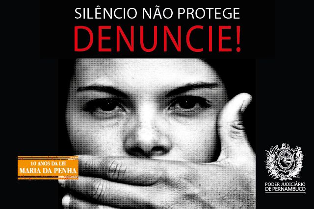 Foto de mulher sendo impedida de falar por uma mão colocada na boca. Fundo preto onde se lê: Silêncio não protege. Denuncie. Dez anos da Lei Maria da Penha.