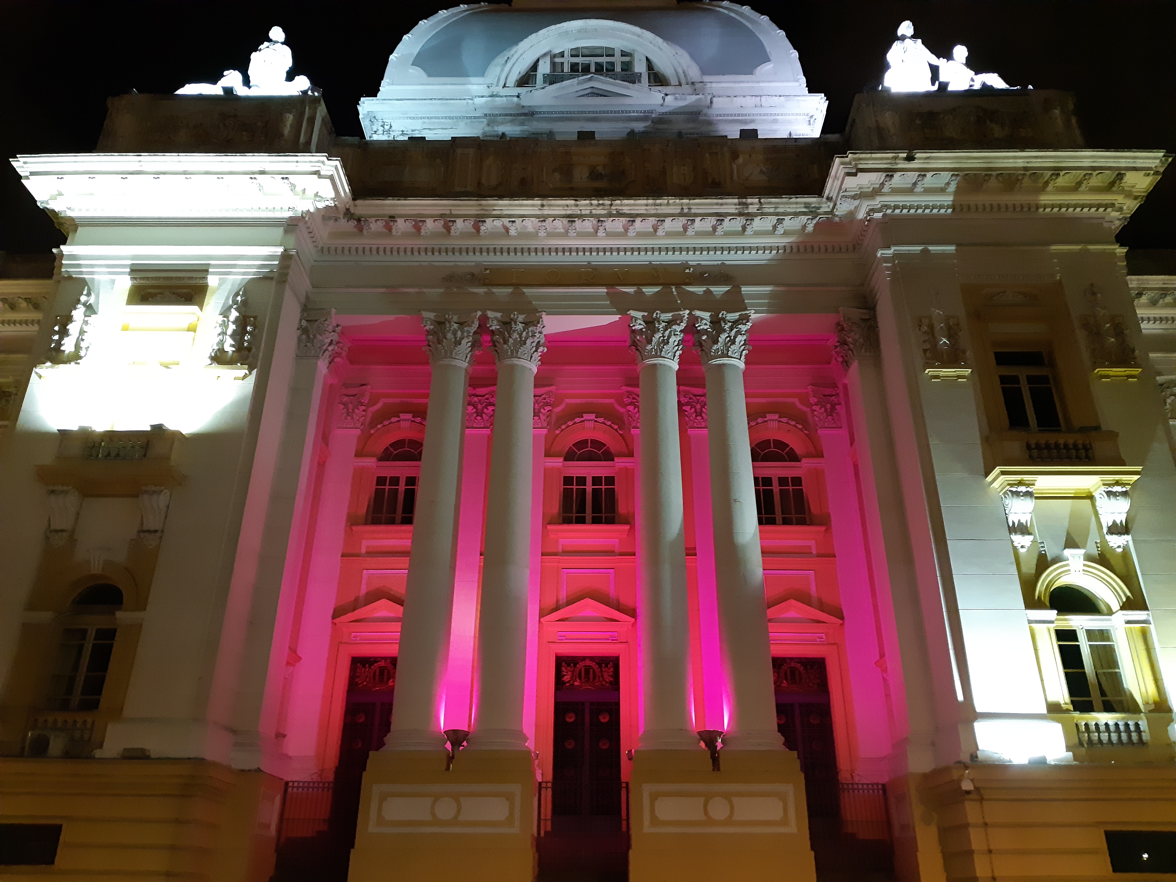 palácio iluminado de rosa