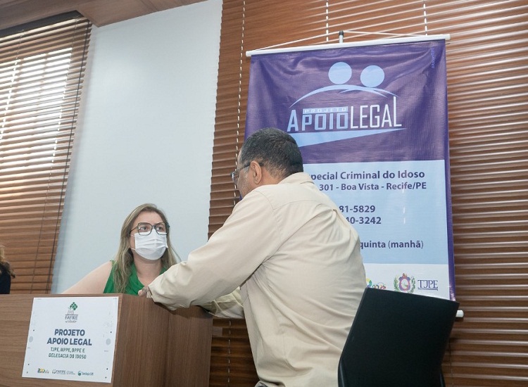 Servidora do TJPE atende cidadão durante promoção Projeto Apoio Legal 