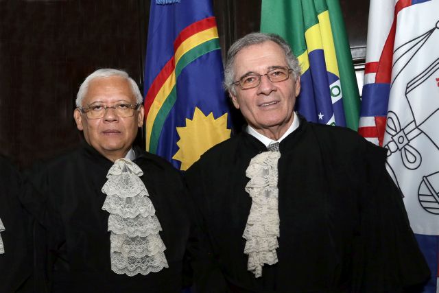 O presidente empossado, deembargador Adalberto de Oliveira, e o desembargador Leopoldo Raposo