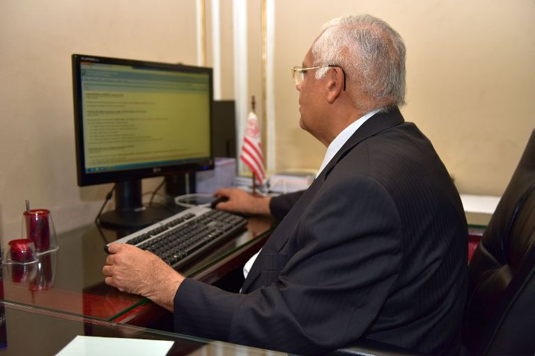Desembargador Adalberto de Oliveira Melo acessa processo eletrônico em computador no Gabinete da Vice