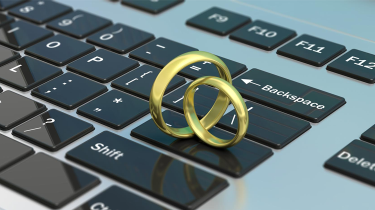 Alianças em cima de um teclado de computador representando casamento virtual