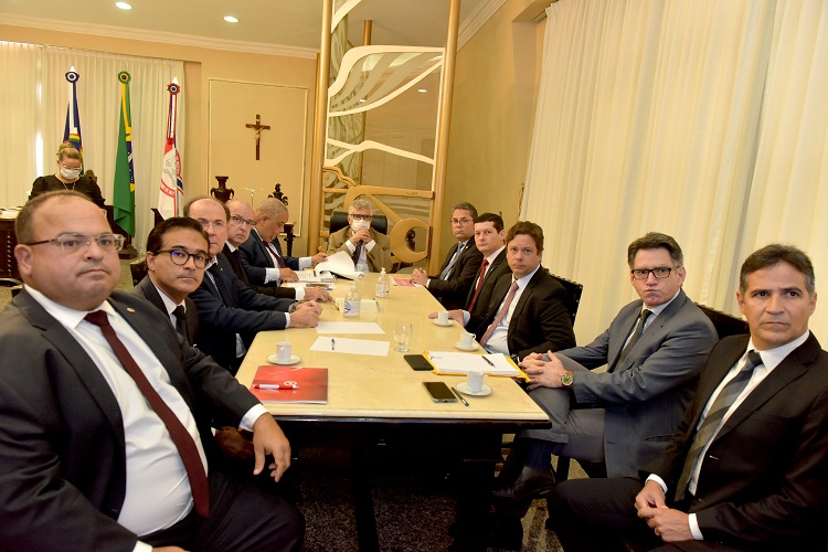Autoridades disposta à mesa durante reunião 