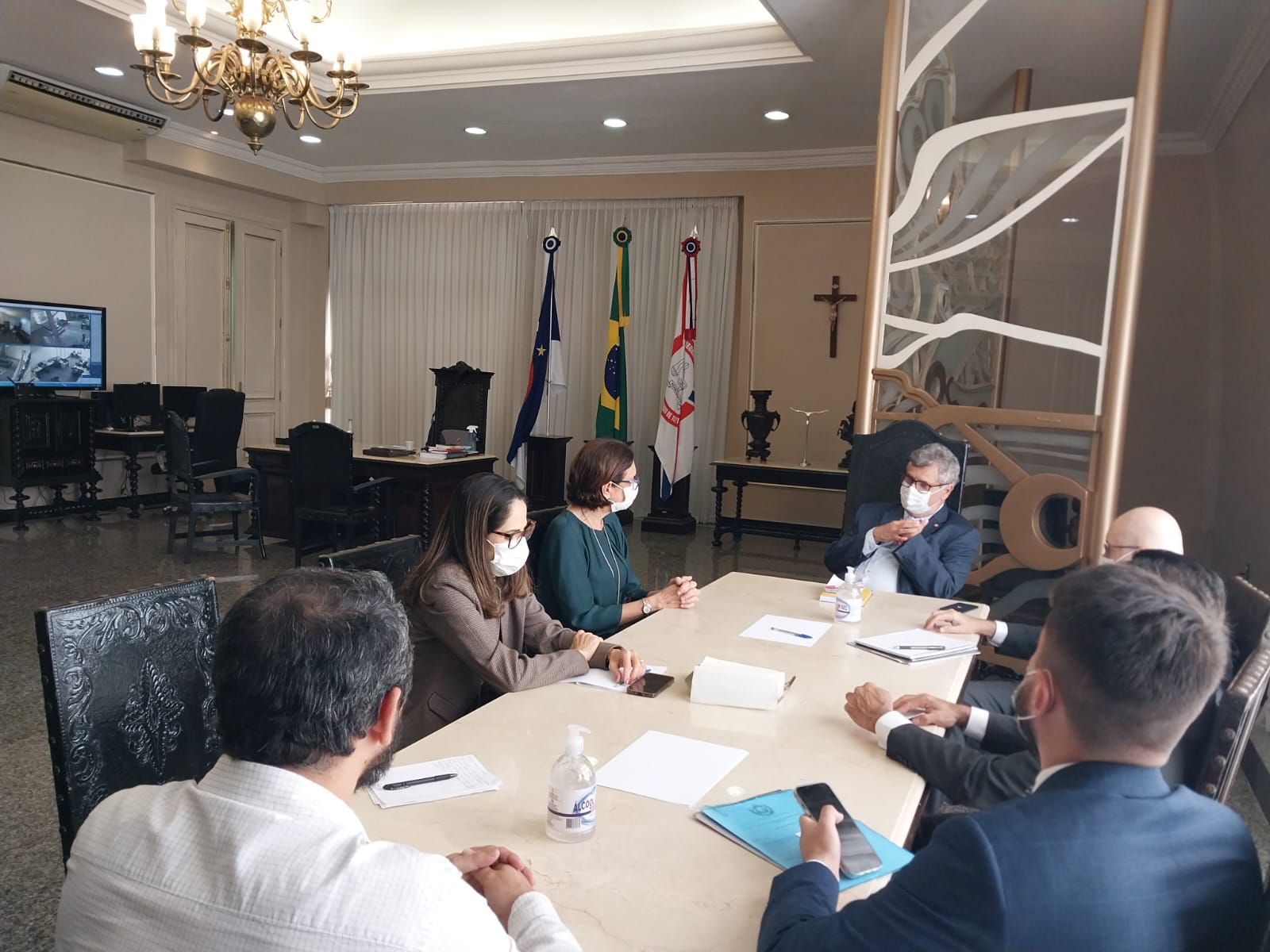 Autoridades dispostas na mesa do gabinete da Presidência, sentadas lado a lado 