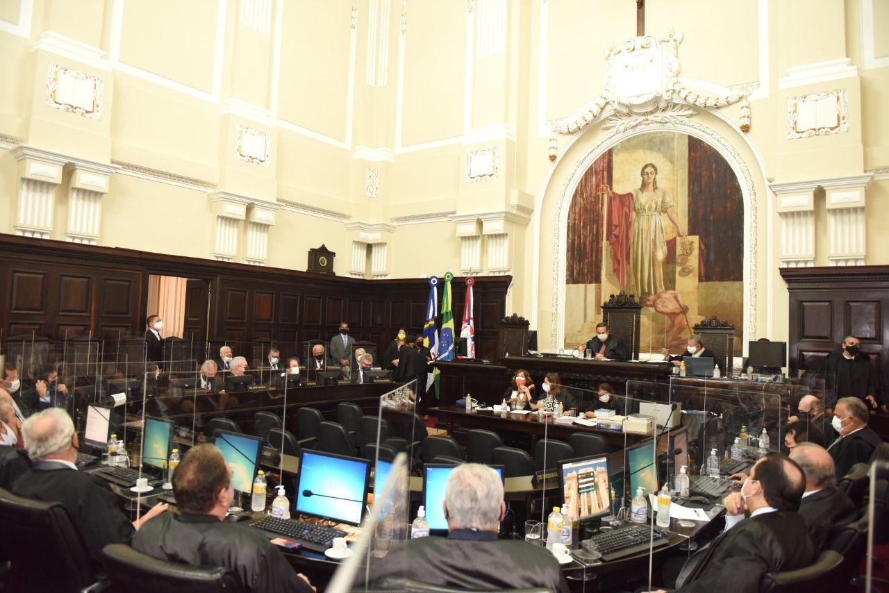 Imagem da Sala do Pleno do Palácio da Justiça com cadeiras dispostas em círculo
