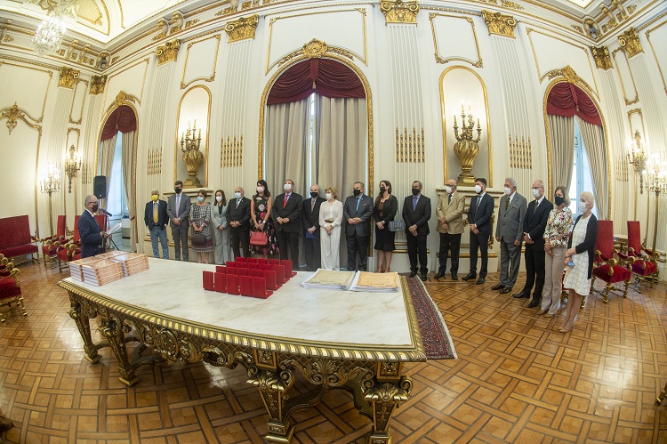 Imagem de 20 personalidades pernambucanas com a entrega da medalha dos 200 anos de criação da instituição. 