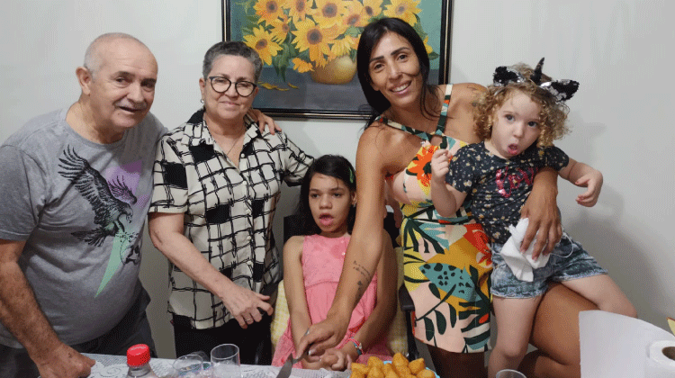 Os pais de Rita, a professora e a sobrinha, e Jaise, na festa de aniversário da afilhada