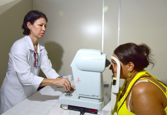 Mulher passa por exame oftalmológico