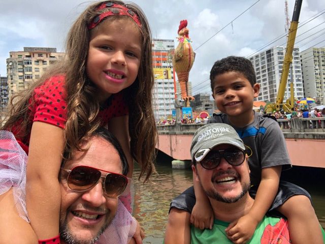 O casal Mailton e Wilson e os filhos durante o carnaval no centro do Recife