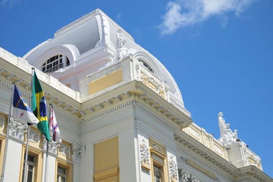 Imagem do Palácio da Justiça com o céu azul ao fundo