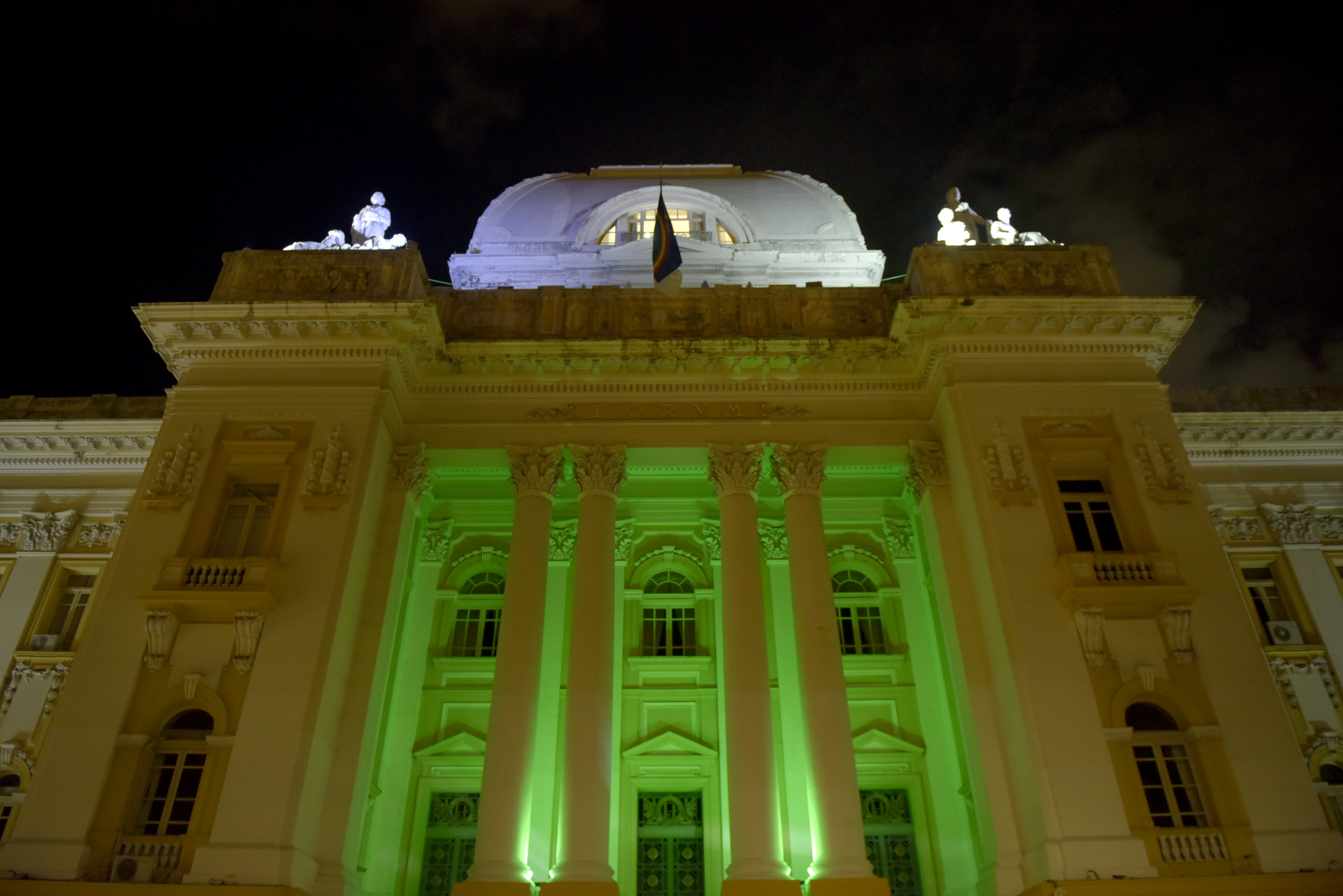 Palácio da Justiça iluminado na cor verde em apoio à campanha de conscientização sobre o glaucoma
