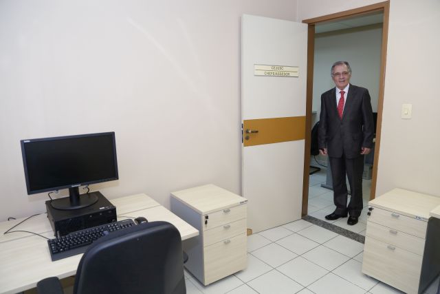 Desembargador Leopoldo Raposo entra em sala de conciliação
