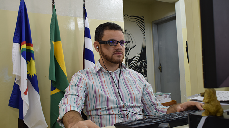Júlio César, 26 anos, consultando o computador, exercendo seu trabalho no TJPE