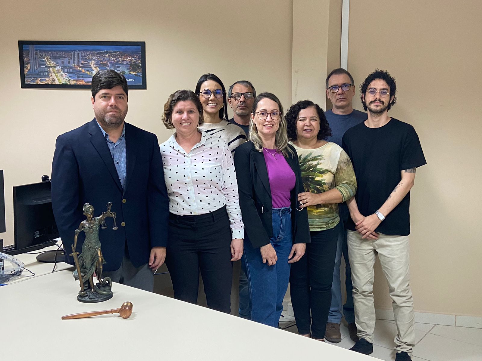 Equipe do Juizado Cível com estudantes que participam do atendimento