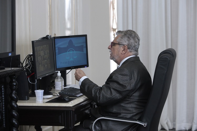 Presidente do TJPE, desembargador Luiz Carlos de Barros Figueirêdo, participando da videoconferência no Palácio da Justiça