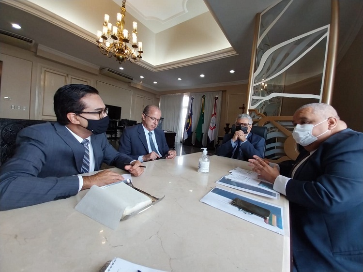 Autoridades sentadas à mesa no gabinete da Presidência do TJPE