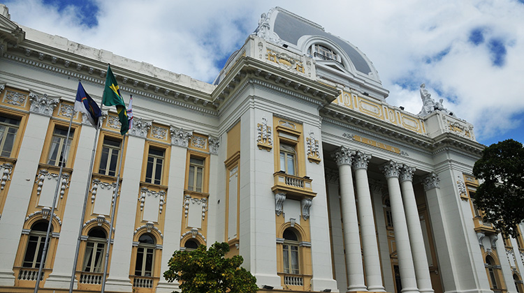 Imagem do Palácio da Justiça na cor branca com detalhe do céu ao fundo