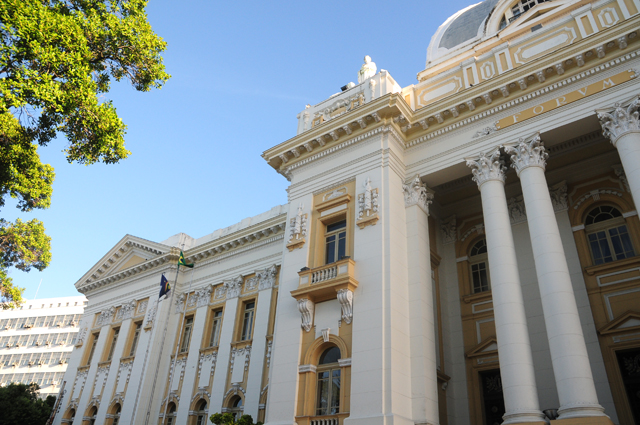 Imagem do Palácio da Justiça na cor branca com detalhe do céu ao fundo