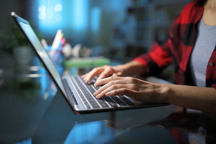 Mãos de homem acessando o notebook