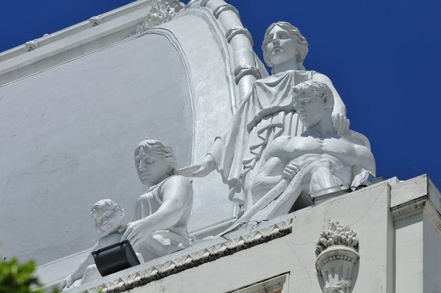 Estátuas localizadas no alto do Palácio da Justiça