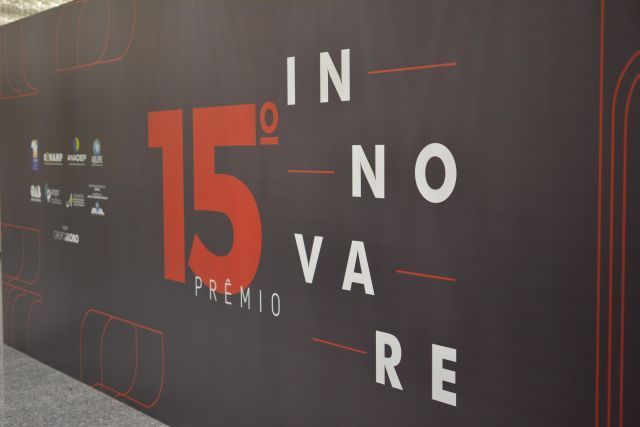 Marca do prêmio onde se lê 15º Prêmio Innovare, com números em cor vermelha; letars em cor branca; e fundo escuro