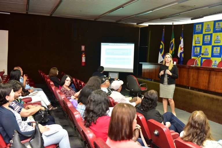 Servidora do TJPE apresentando palestra às equipes da Prefeitura do Recife