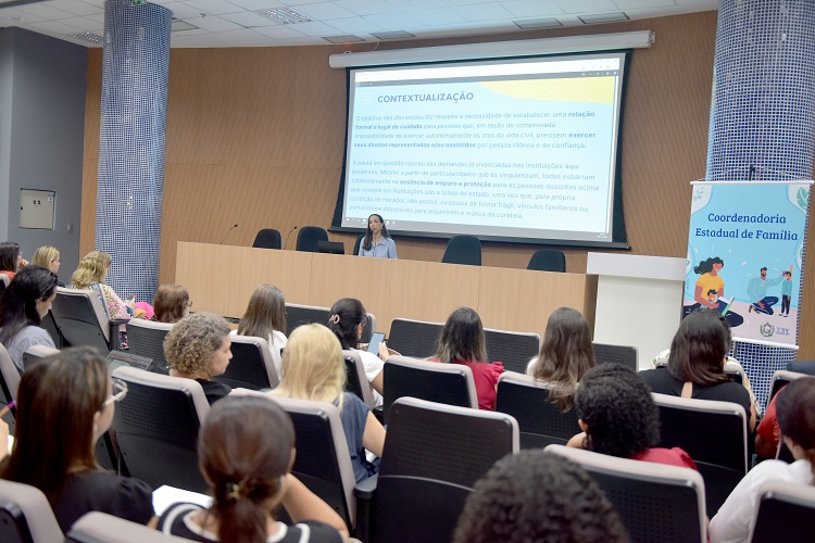 Auditório com pessoas assistindo uma palestra 