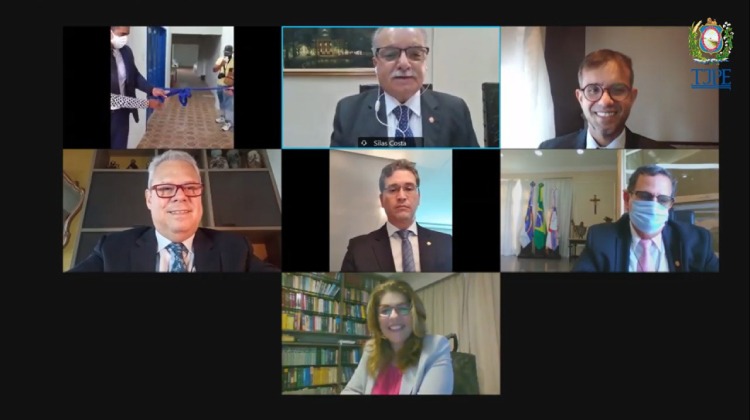 Mosaico de uma videoconferência com participantes de uma reunião