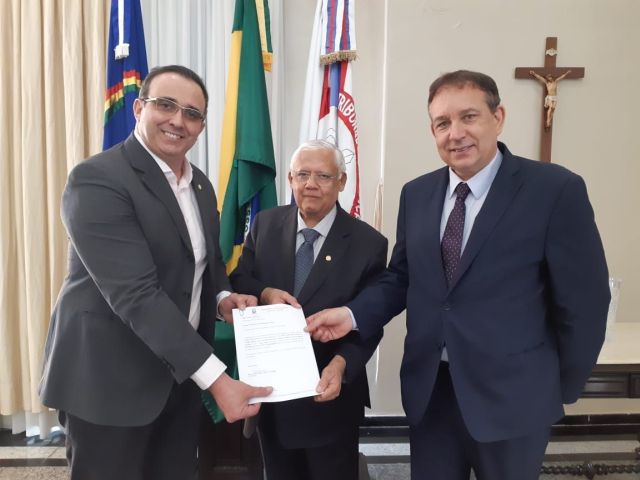 Major Morais; o presidente do TJPE, desembargador Adalberto de Oliveira; e o juiz Sílvio Beltrão seguram convite