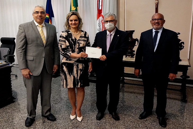 Autoridades dispostas lado a lado em pé no gabinete da Presidência do TJPE