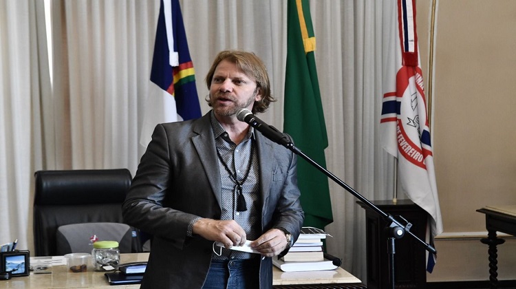 O repentista Toinho Mendes durante a solenidade de apresentação dos números da Conciliação