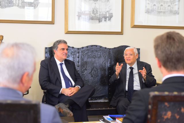 Ex-ministro José Eduardo Cardozo e desembargador-presidente Adalberto de Oliveira Melo conversam no Gabinete da Presidência do TJPE