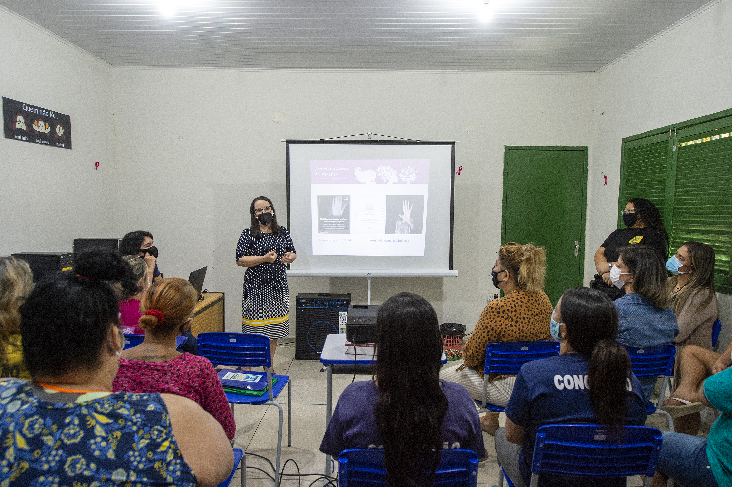 Mulher proferindo palestra em sala na Colônia Penal Feminina do Bom Pastor
