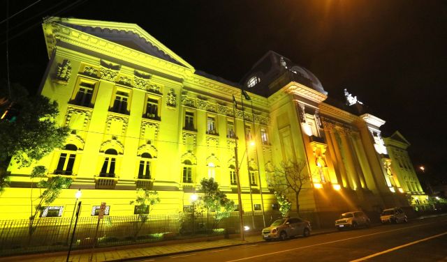 Fachada do Palácio da Justiça, no Recife, iluminado na cor amarela