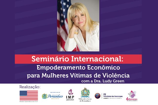 Foto de palestrante em fundo lilás, com a bandeira dos Estados Unidos e as marcas das instituições parceiras na realização do seminário
